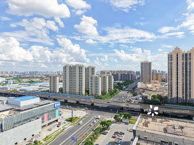 国旗飘扬，为城市道路与建筑群添彩图片素材