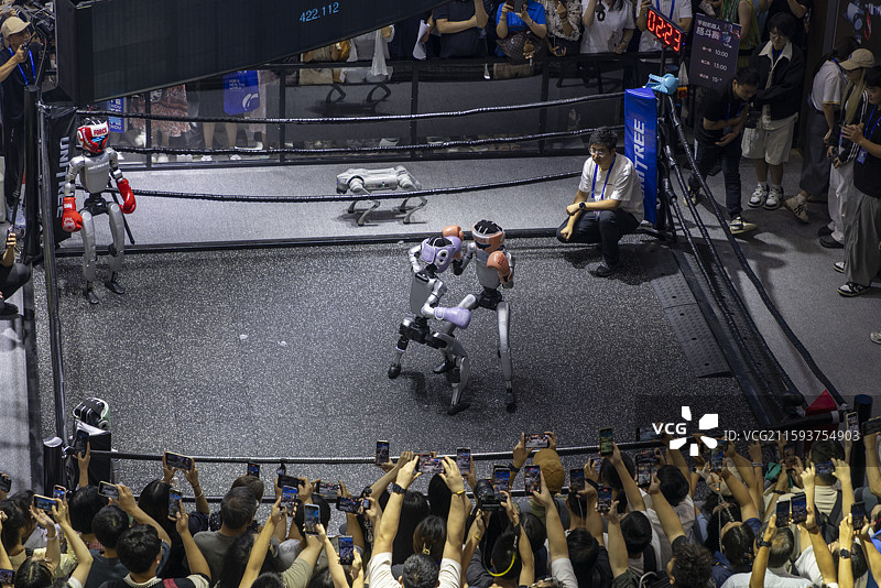 宇树人形机器人拳击格斗比赛现场图片素材