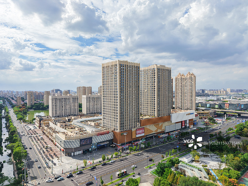 国旗飘扬，为城市道路与建筑群添彩图片素材