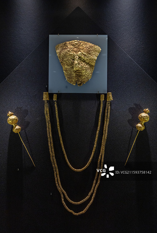 上海世博会博物馆希腊人从阿伽门农到亚历山大金面具 螺旋带链饰 针饰图片素材