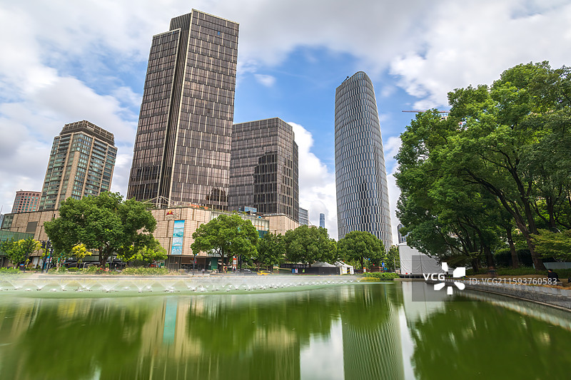 上海新天地太平湖城市天际线日景图片素材