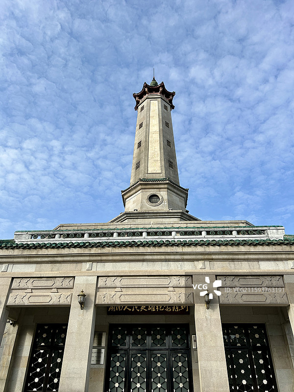 湖南省长沙市烈士公园湖南烈士纪念塔正面仰视冬日晴天蓝天白云图片素材