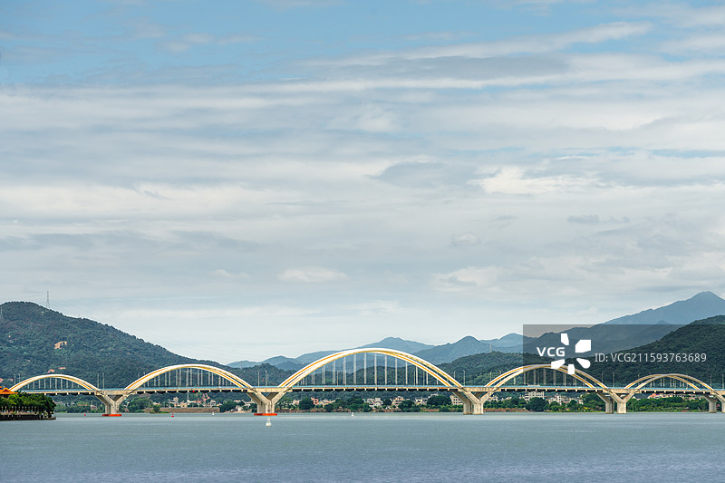 广东省潮州市金山大桥,国内跨度最大的无风撑背靠式五连拱钢管桥图片素材