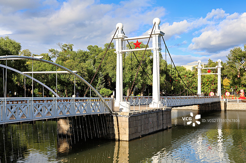 内蒙古自治区呼伦贝尔市扎兰屯市，吊桥公园里的百年吊桥图片素材
