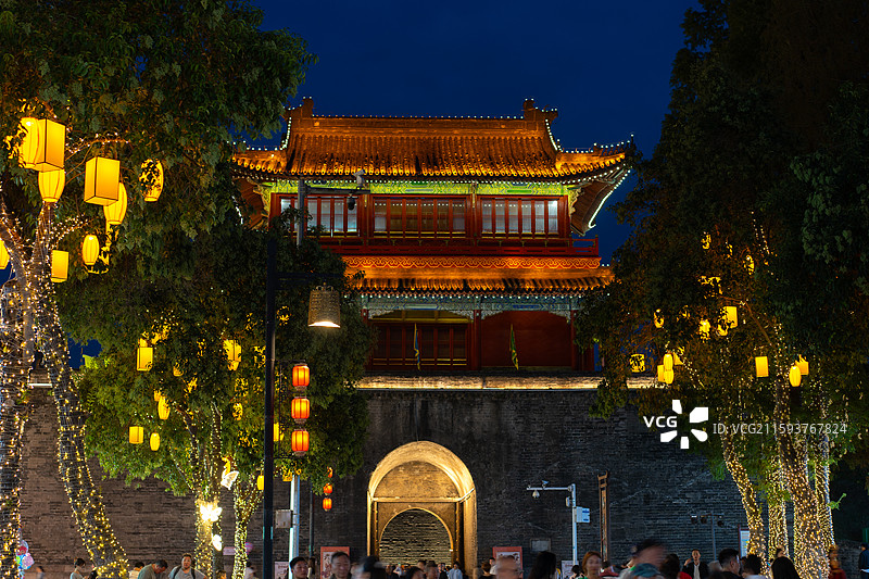 荆州古城宾阳楼在夜色中悬挂的灯笼图片素材