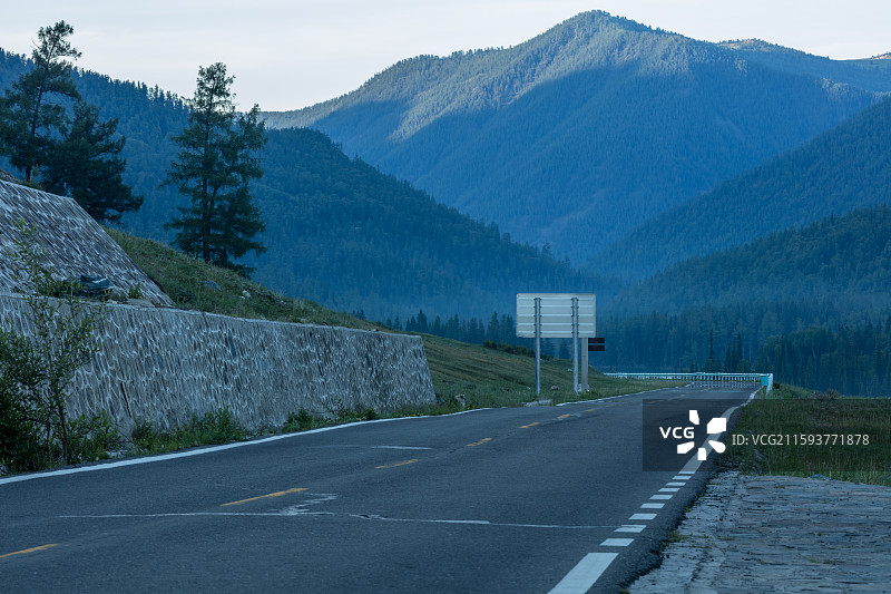 喀纳斯山谷公路与远山风光图片素材