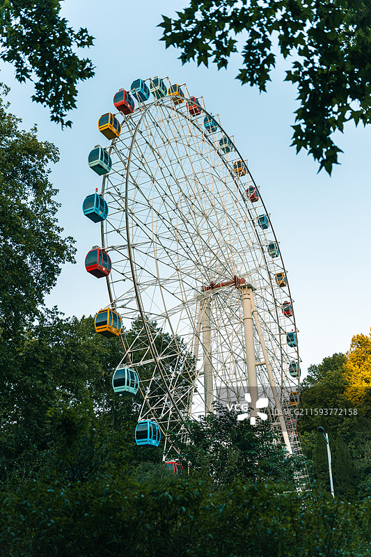 蓝天下郑州碧沙岗公园摩天轮的低角度视图图片素材