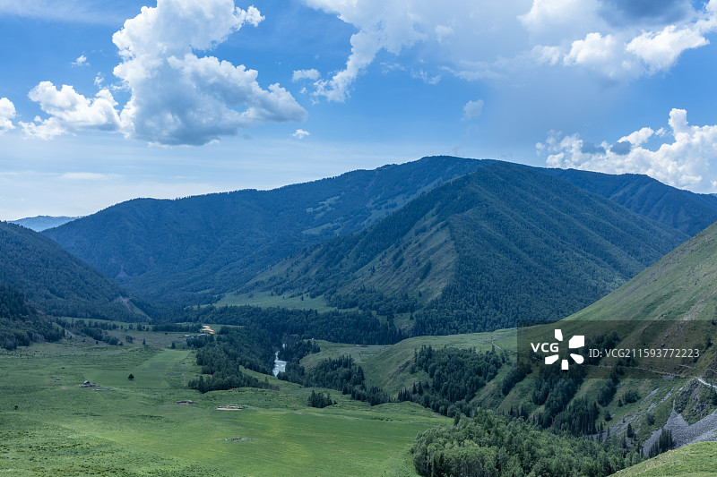 喀纳斯山谷草地与远山蓝天图片素材