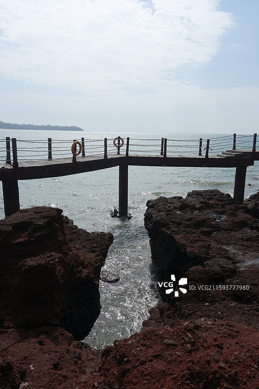 广西北海涠洲岛：鳄鱼山景区通天洞图片素材