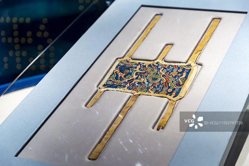 新疆乌鲁木齐自治区博物馆馆藏民丰县尼雅遗址出土东汉“五星出东方利中国”织锦护臂图片素材