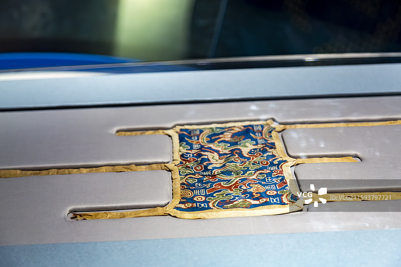 新疆乌鲁木齐自治区博物馆馆藏民丰县尼雅遗址出土东汉“五星出东方利中国”织锦护臂图片素材