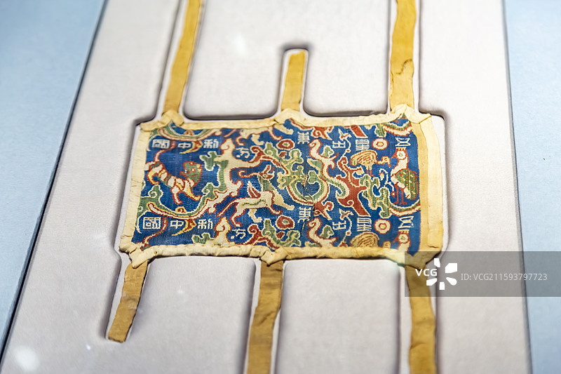 新疆乌鲁木齐自治区博物馆馆藏民丰县尼雅遗址出土东汉“五星出东方利中国”织锦护臂图片素材