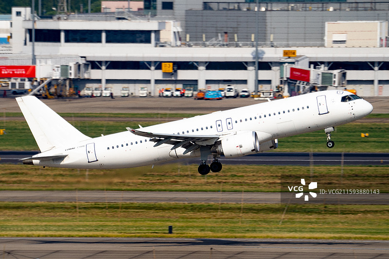 国产飞机C919在上海虹桥国际机场起飞图片素材