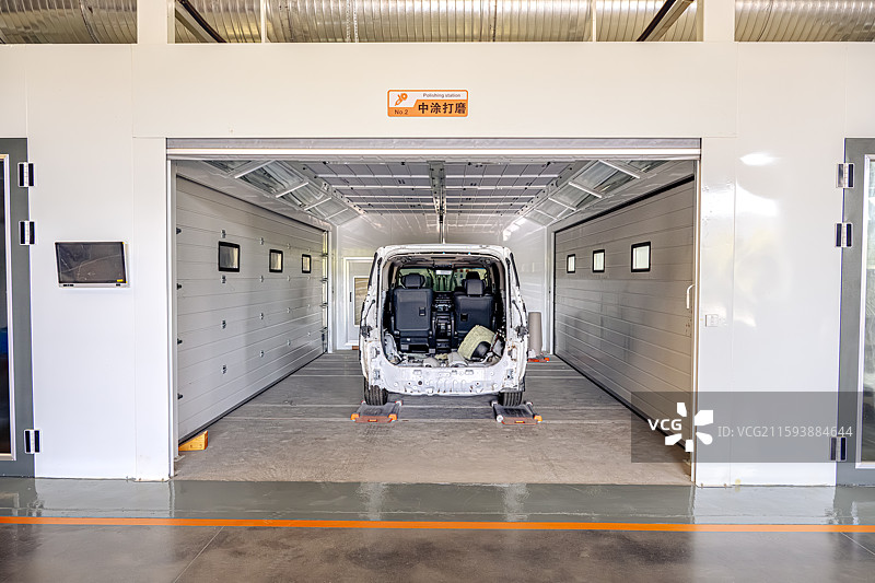 汽车保税维修业务 中图打磨工序 汽车修理厂内景 上海临港自贸区 洋山特殊综合保税区图片素材