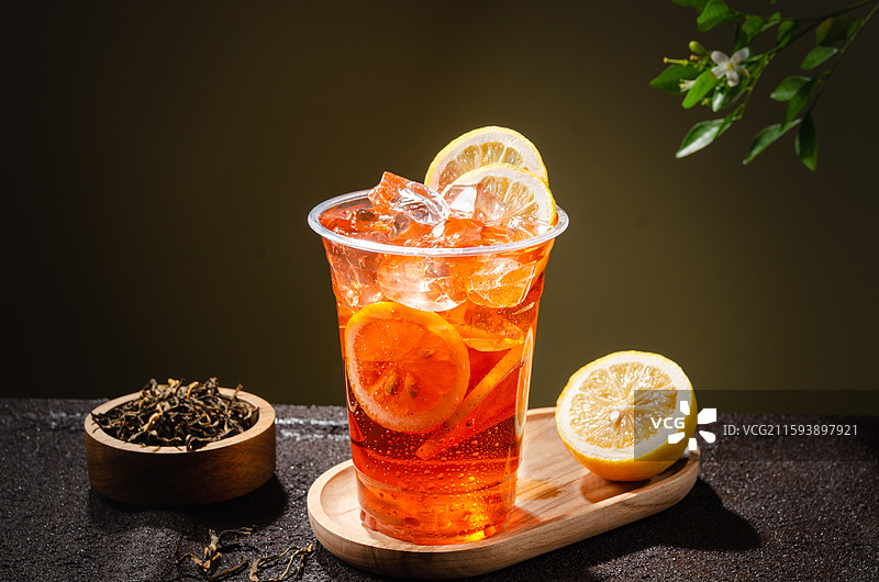 一杯冰冻的柠檬红茶放在深色桌子上图片素材
