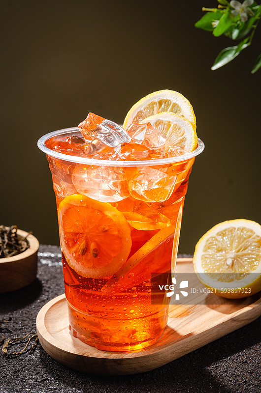 一杯冰冻的柠檬红茶放在深色桌子上图片素材