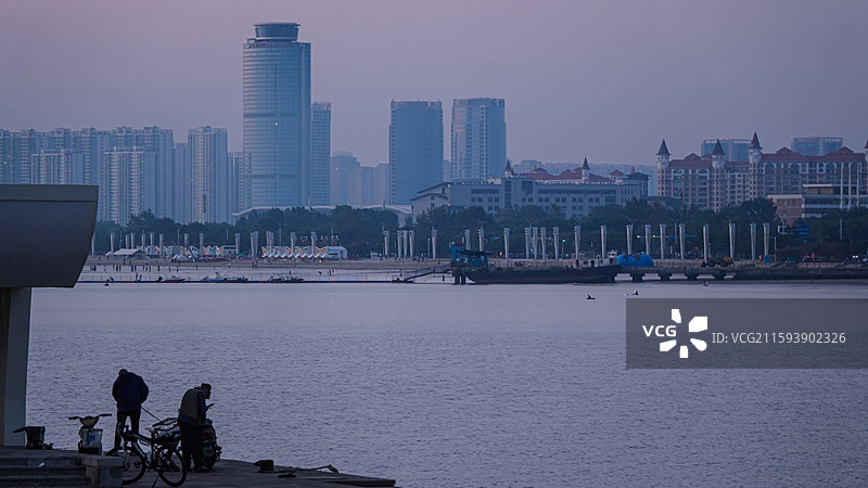 烟台市莱山区皇冠假日酒店与垂钓者同框图片素材