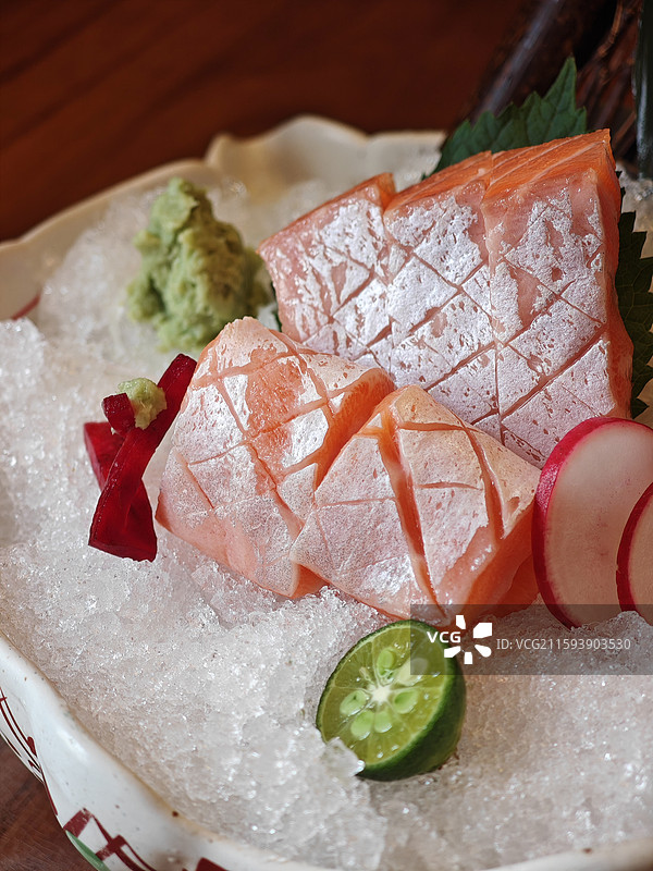 三文鱼腩刺身 生食海鲜料理 日本料理美食特写 上海浦东味庭烧鸟居酒屋图片素材