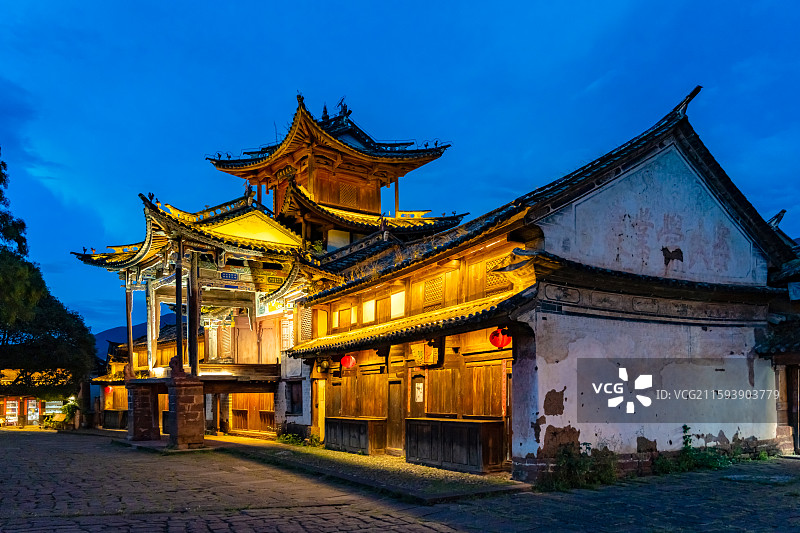 云南沙溪古镇寺登街古戏台夜景风光图片素材
