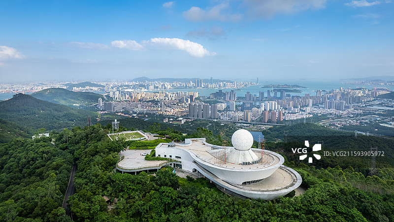 航拍视角下的城市天际线和天语舟气象公园图片素材