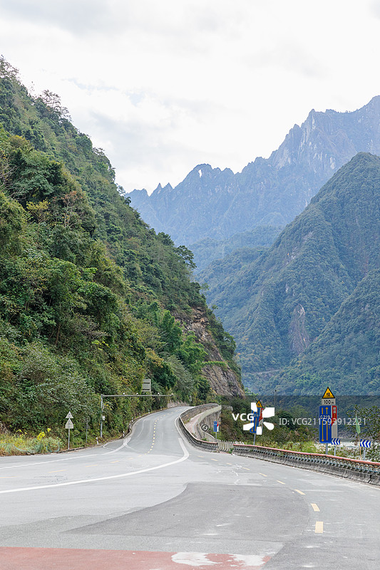 “石月亮”是云南省怒江州福贡县境内高黎贡山上的天然奇观，由大理岩溶蚀形成，洞宽约40米，高约60米。图片素材