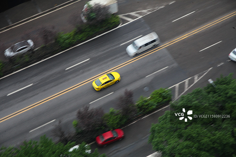 奔驰的黄色法拉利图片素材