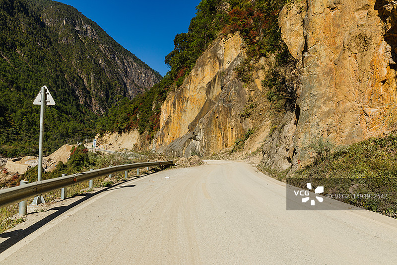 丙中洛是云南省怒江傈僳族自治州贡山独龙族怒族自治县下辖的镇，以自然景观和民族文化闻名。图片素材