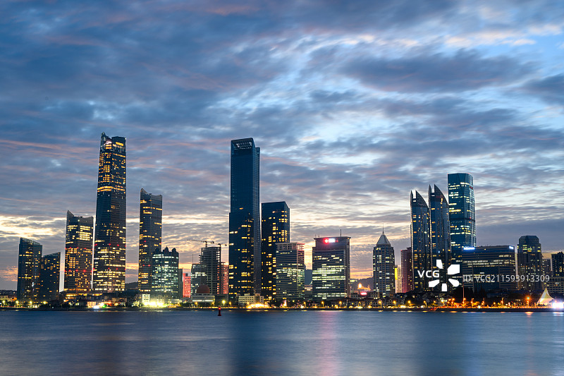 中国青岛浮山湾奥帆中心CBD城市夜景日落黄昏图片素材