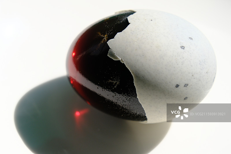 阳光下。绿色白色背景下盘子里的松花蛋。皮蛋。特写。设计素材图片素材