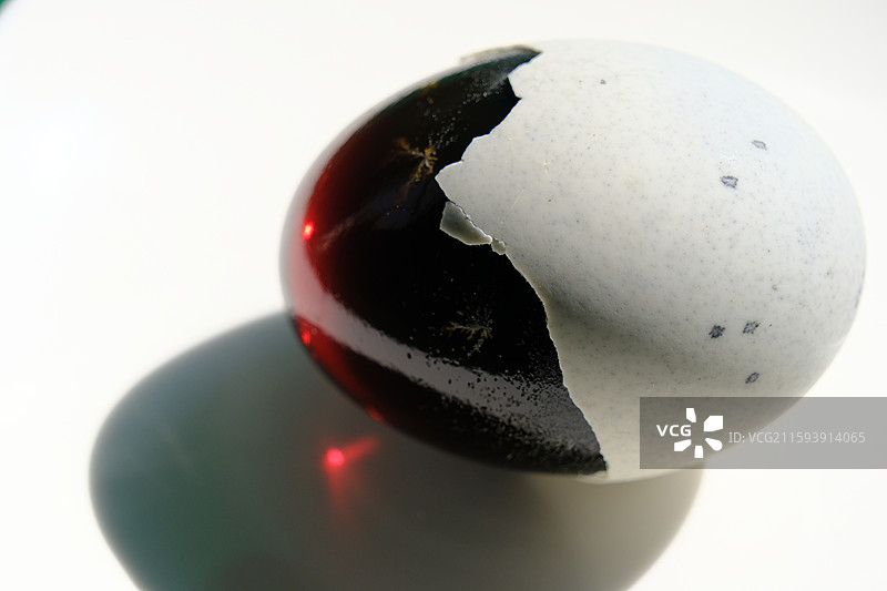 阳光下。绿色白色背景下盘子里的松花蛋。皮蛋。特写。设计素材图片素材