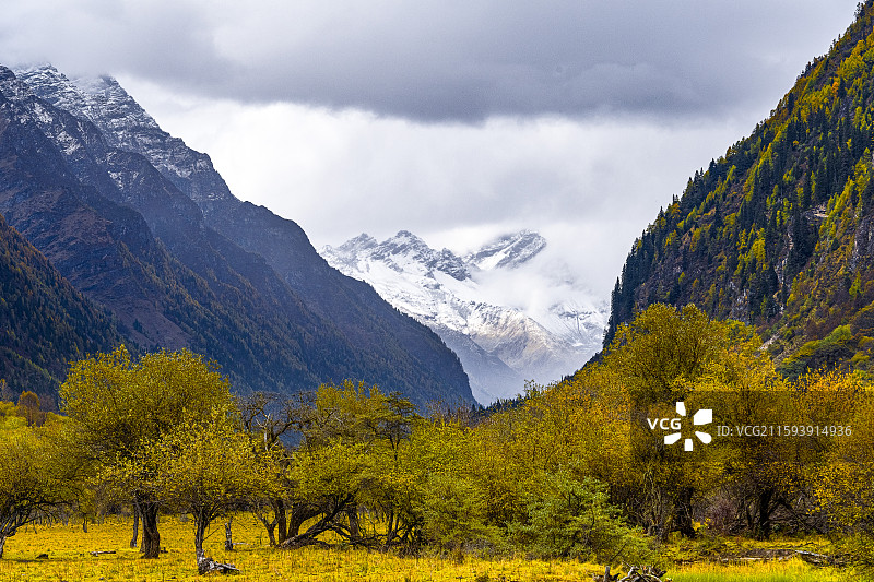 入秋的四姑娘山风景图片素材