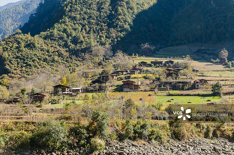 丙中洛是云南省怒江傈僳族自治州贡山独龙族怒族自治县下辖的镇，以自然景观和民族文化闻名。图片素材