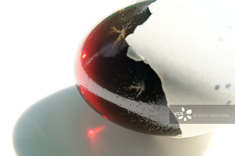 阳光下。绿色白色背景下盘子里的松花蛋。皮蛋。特写。设计素材图片素材