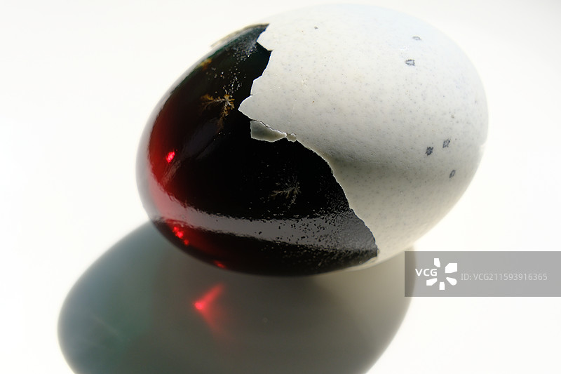 阳光下。绿色白色背景下盘子里的松花蛋。皮蛋。特写。设计素材图片素材