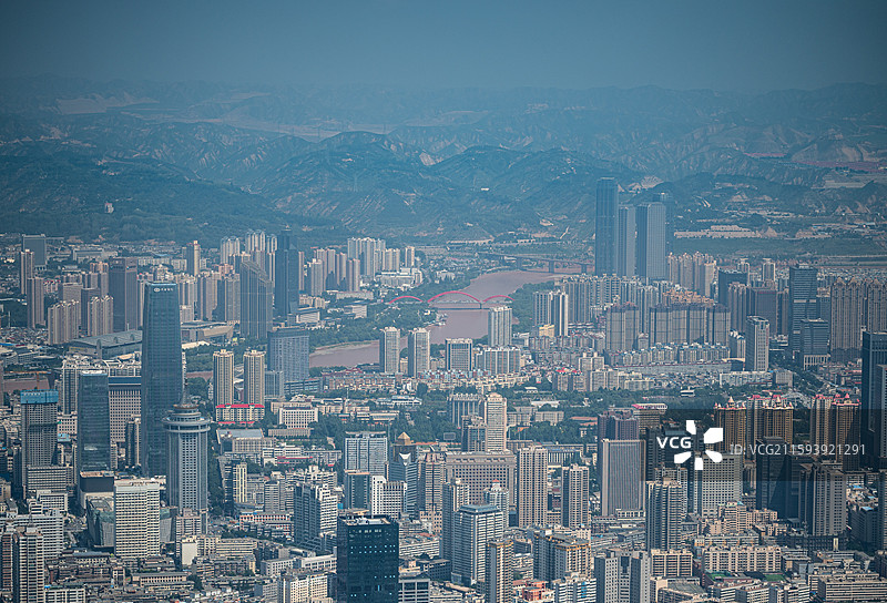 在皋兰山顶眺望黄河两岸兰州城区图片素材