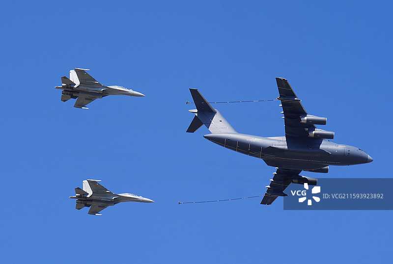 2025长春航空展运油-20A单机+歼-16双机加油编队通场图片素材