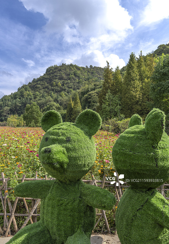 贵阳花溪十里河滩景观：绿萌小熊与缤纷花海图片素材