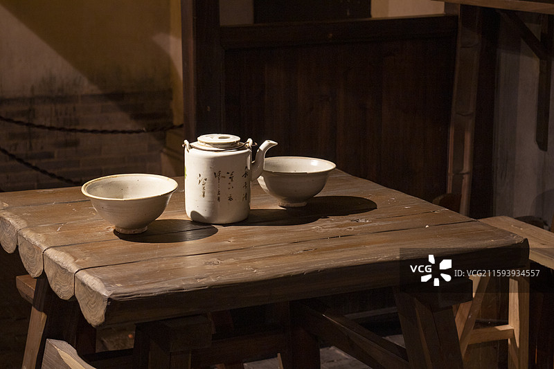 古代桌子上的杯子特写镜头图片素材