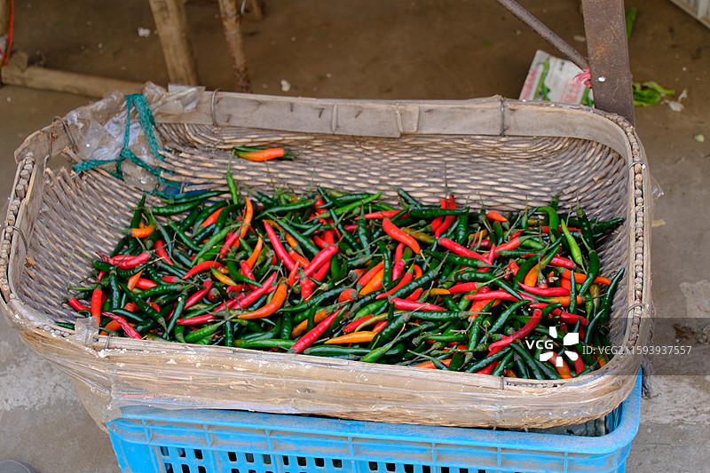 菜市场各种蔬菜水果海鲜。小银鱼。黄桃。葡萄。红石榴籽。胡萝卜。小辣椒图片素材