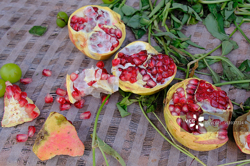 菜市场各种蔬菜水果海鲜。小银鱼。黄桃。葡萄。红石榴籽。胡萝卜。小辣椒图片素材