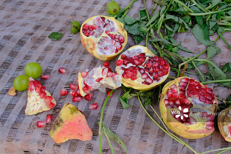 菜市场各种蔬菜水果海鲜。小银鱼。黄桃。葡萄。红石榴籽。胡萝卜。小辣椒图片素材