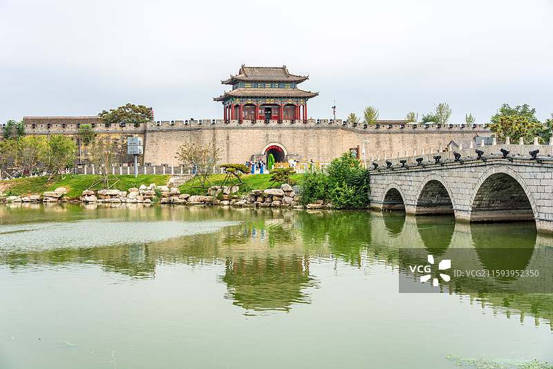 河北邯郸广府古城永年城城墙城楼建筑倒影图片素材