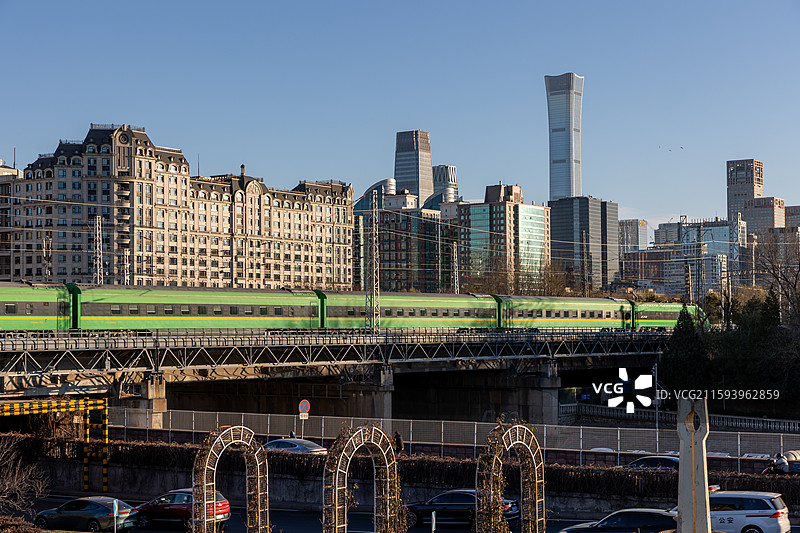 北京铁路列车穿越城市核心区CBD高架线路上图片素材
