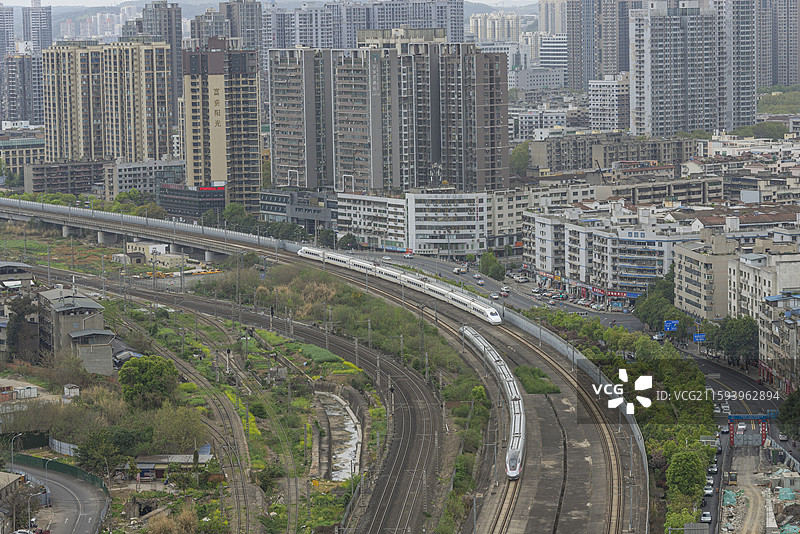 两列动车组列车在西成客运专线绵阳进站弯道交汇图片素材
