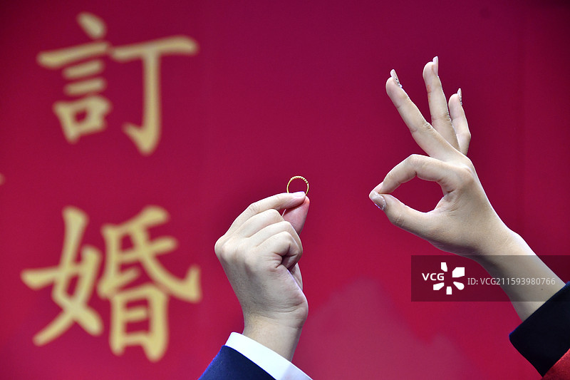 婚宴指尖上的戒指和OK手势图片素材