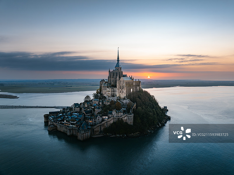 世界遗产圣米歇尔山（Mont Saint-Michel）夕阳下的景色图片素材