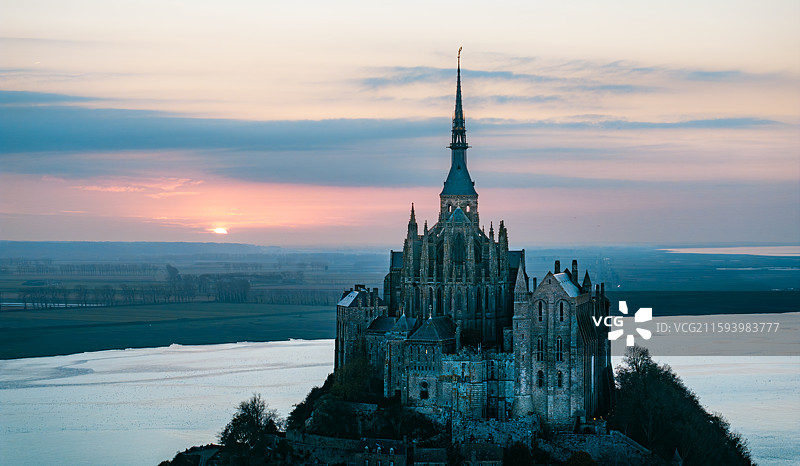 世界遗产圣米歇尔山（Mont Saint-Michel）夕阳下的景色图片素材