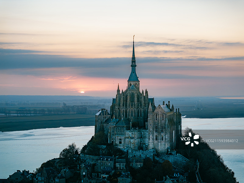 世界遗产圣米歇尔山（Mont Saint-Michel）夕阳下的景色图片素材