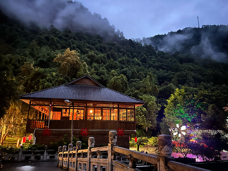 广东第一峰景区温泉度假村的夜晚景色图片素材