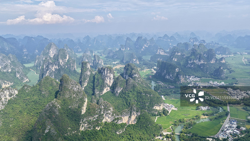 航拍广西明仕田园景区和喀斯特地貌山峰图片素材